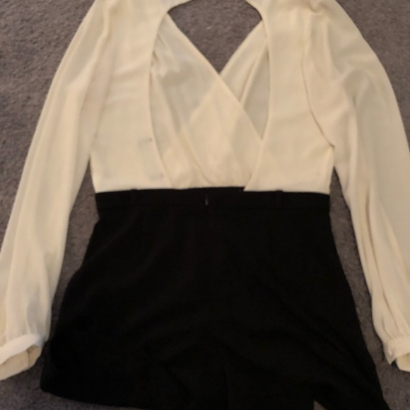 Open back romper with pockets - Picture 3 of 3